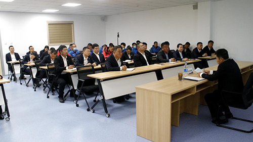 公司黨委副書記、工會主席紀景臣為景區(qū)運營一線黨員、積極分子講黨課