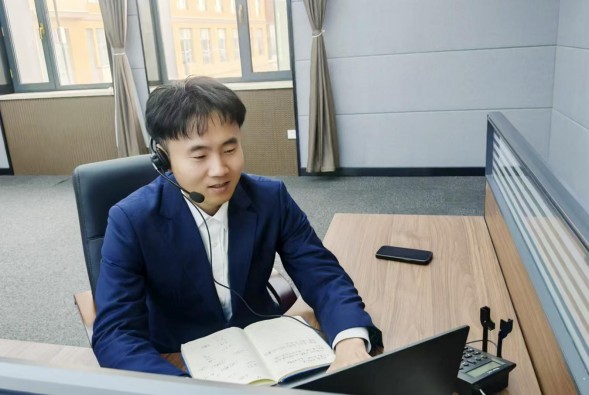 呂達(dá)：用聲音溫情守護(hù)，以服務(wù)增光添彩