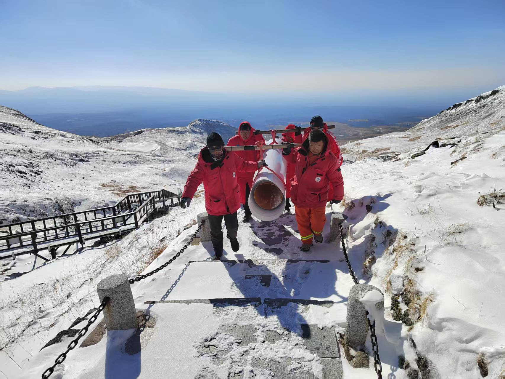 鋼構(gòu)長(zhǎng)廊暖寒冬，匠心守護(hù)天池游